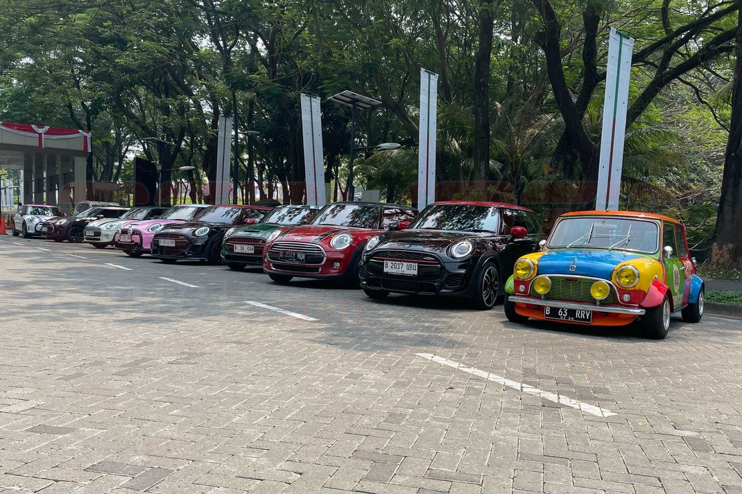 Ratusan Mini Cooper klasik dan modern dari Jakarta Morris Club (JMC) dan komunitas lainnya dalam acara Merdeka Run 2024