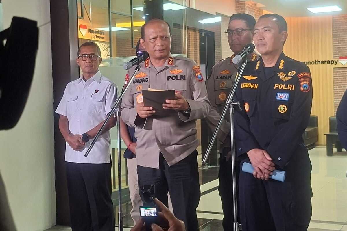 Kapolda Jatim Irjen Nanang Avianto (tengah)