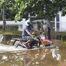 Biker, Jangan Biasakan Angkat Kaki Saat Melewati Genangan Air