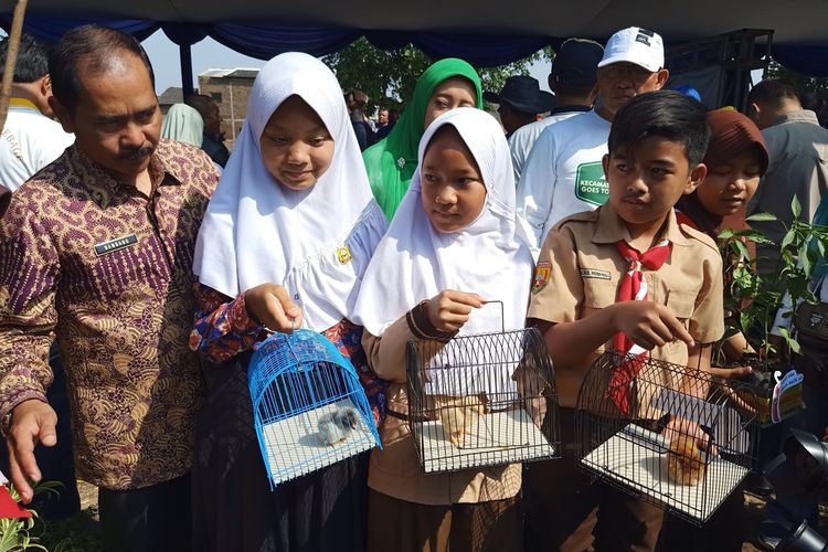 Wali Kota Bandung Oded M Danial secara simbolis memulai program ujicoba bagi-bagi anak ayam kampung kepada Siswa Sekolah Dasar (SD) dan Sekolah Menengah Pertama (SMP) dalam kegiatan Bandung Menanam Jilid 1 di Kolam Retensi Kelurahan Rancabolang, Kecamatan Gedebage, Kota Bandung, Kamis (21/11/2019).