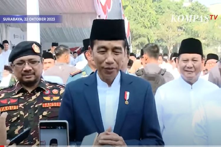 Presiden Joko Widodo (Jokow) memberikan keterangan kepada awak media seusai memimpin Apel Hari Santri Nasional 2023 di Tugu Pahlawan, Surabaya, Jawa Timur, Minggu (22/10/2023). Dalam wawancara tersebut, Jokowi mengaku merestui Gibran maju menjadi cawapres.