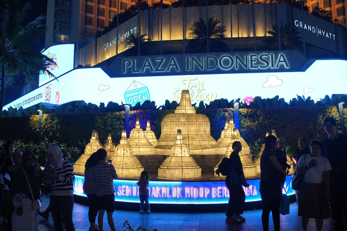 Memperingati Hari Raya Waisak 2570 Buddhist Era (BE) Tahun 2026, Pemerintah Provinsi DKI Jakarta menyelenggarakan rangkaian kegiatan Illumination of Jakarta, Glow of Peace di Bundaran HI pada 28 Mei hingga 1 Juni 2026.