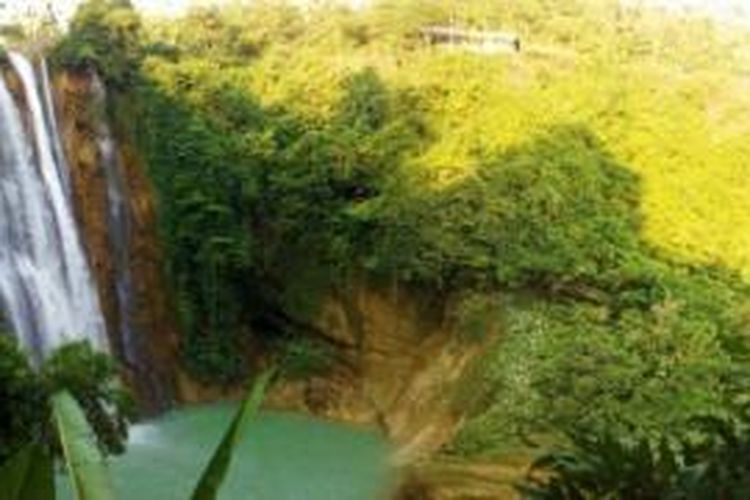 Air Terjun Nglirip di Tuban, Jawa Timur. 