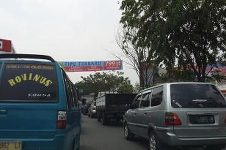 Kemacetan terjadi setiap hari di Jalan Transyogie, arah Cibubur-Cileungsi. Gambar diambil Sabtu, (1/11/2014).