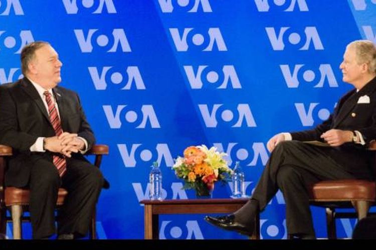 Former US Secretary of State Mike Pompeo (left) and former VOA Director Robert Reilly (right) at a talkshow in VOAs headquarters, moments before Indonesian VOA reporter Patsy Widakuswara challenged Pompeo 