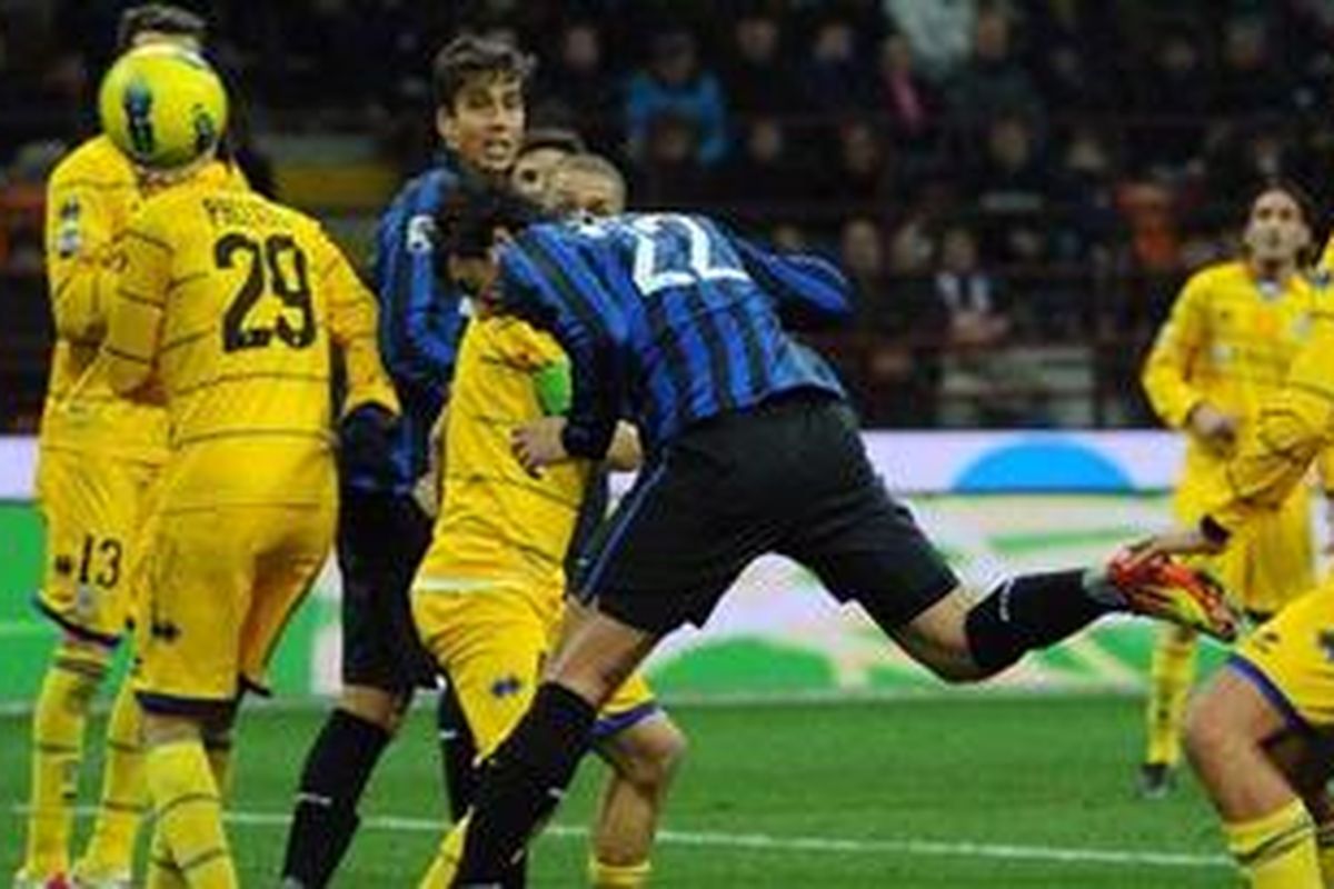 Striker Inter Milan, Gabriel Milito (22) melakukan sundulan yang akhirnya menjebol gawang Parma. Pada pertandingan lanjutan Liga Serie-A, Sabtu atau Minggu (8/1/2012) dini hari itu, Inter menang 5-0.