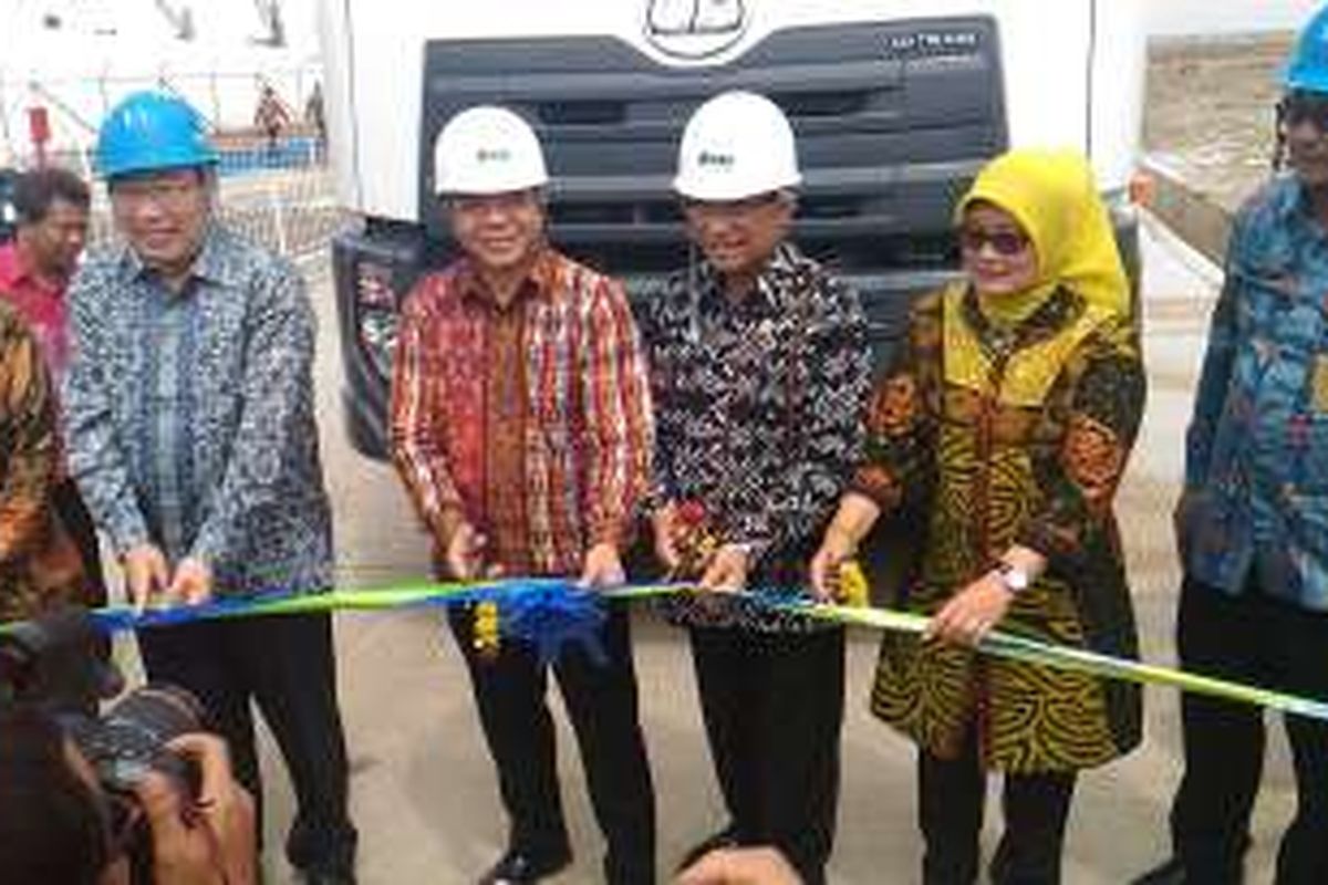 Menteri Perindustrian Saleh Husin dan Kepala BKPM, Franky Sibarani saat mengunjungi pabrik kimia dasar PT. Asahimas di Cilegon, Banten (12/2/2016).