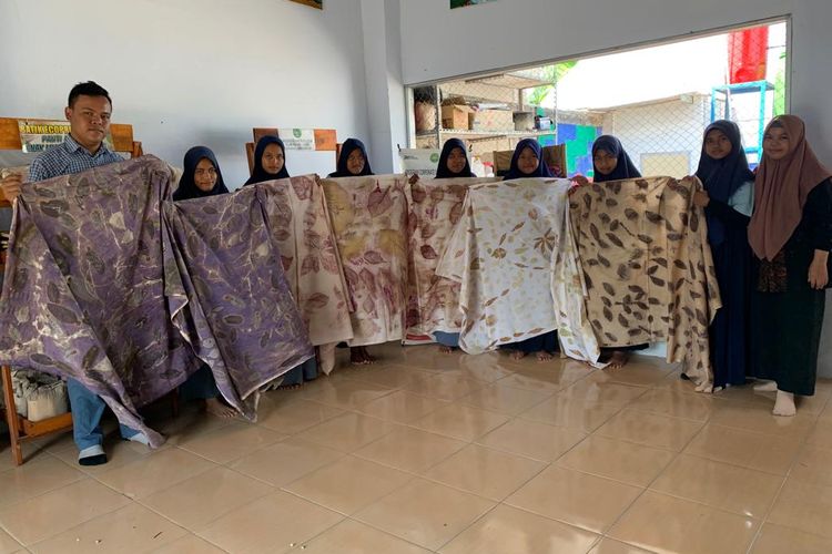 Anak-anak difabel SLBN Karangrejo-Madiun menunjukkan hasil karya batik ramah lingkungan yang sudah jadi di ruang pembuatan batik ramli  di Panti Asuhan Asih, Desa Karangrejo, Kecamatan Wungu, Kabupaten Madiun, Jawa Timur, Rabu (11/10/2023).