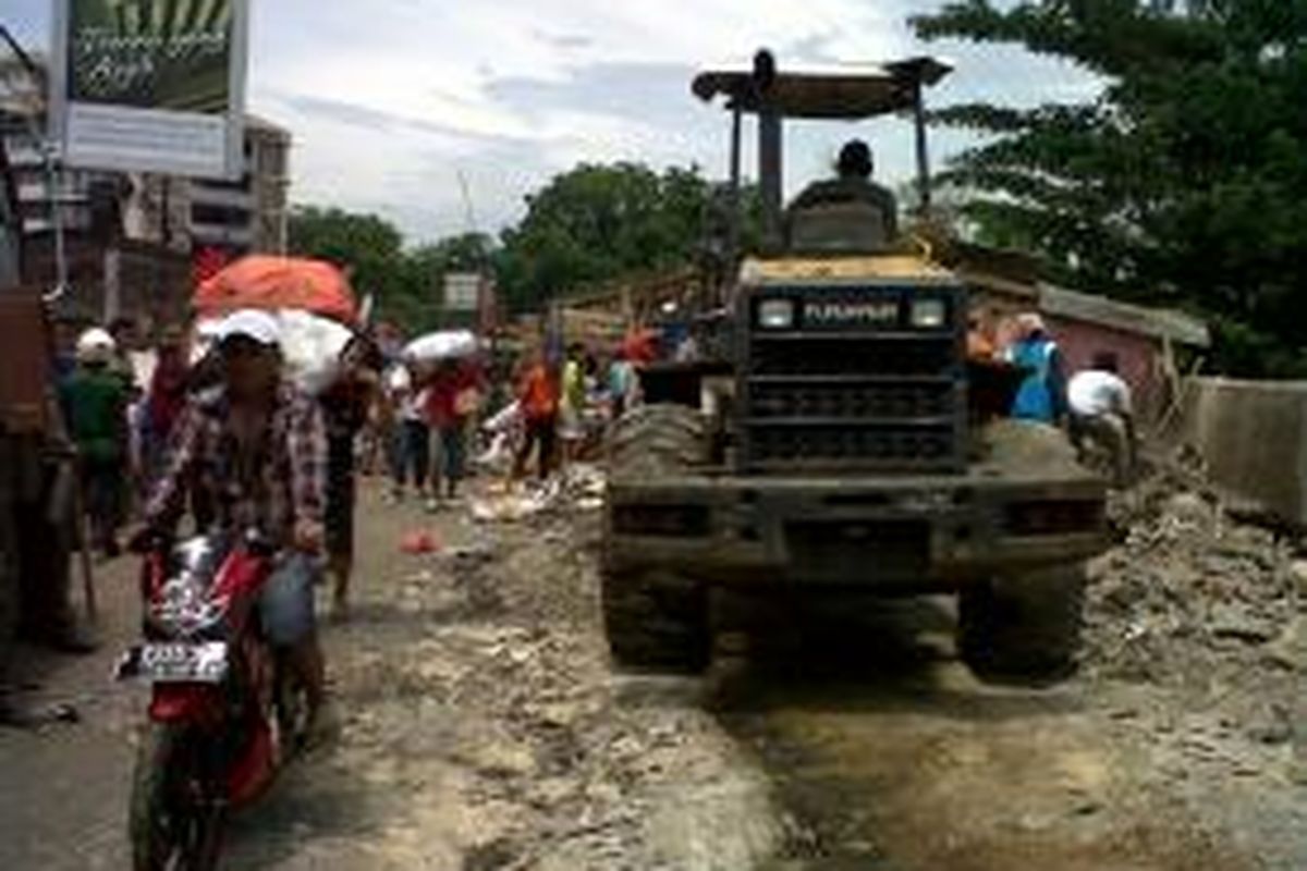 Pembongkaran di Petamburan

Ratusan kios pedagang di Pasar Tradisional Petamburan dibongkar karena dibangun diatas saluran air. Rabu (4/12/2013).Kompas.com/Ummi Hadyah Saleh