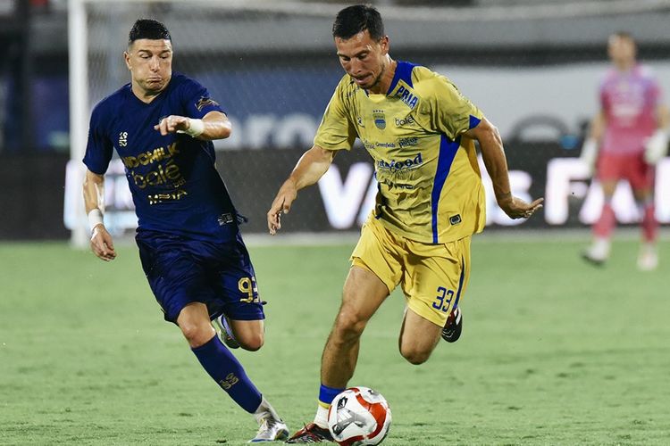 Aksi bintang Persib Bandung Thom Haye yang dikawal pemain Persita Tangerang Andrejic Aleksa dalam laga pekan ketujuh Super League 2025-2026, Sabtu (27/9/2025) di Stadion Kapten I Wayan Dipta, Gianyar, Bali. 