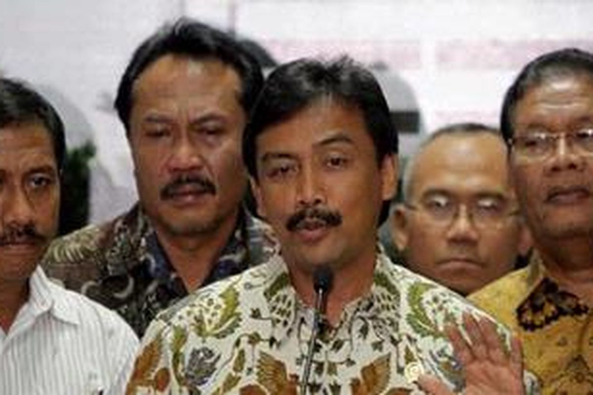 Menteri Pemuda dan Olahraga, Andi Mallarangeng memberikan keterangan pers di Kantor Kemenpora, Jakarta, Jumat (7/12/2012). Ia mengundurkan diri dari jabatan menteri setelah ditetapkan sebagai tersangka kasus dugaan korupsi pengadaan sarana dan prasarana olahraga di Hambalang, Bogor, Jawa Barat.