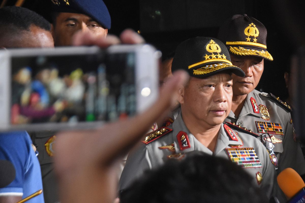 Kapolri Jenderal Pol Tito Karnavian (tengah) memberi keterangan pada wartawan usai meninjau rutan cabang Salemba Mako Brimob Kelapa Dua pasca kerusuhan di Depok, Jawa Barat, Kamis (10/5). Kapolri meninjau Mako Brimob pasca insiden antara narapidana teroris dengan petugas yang mengakibatkan lima anggota Polri dan seroang teroris meninggal dunia. ANTARA FOTO/Indrianto Eko Suwarso/foc/18.