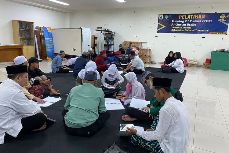 Penyandang Tunanetra sedang belajar Al Quran Braille di Masjid Agung Al-Araaf Rangkasbitung, Rabu (27/7).