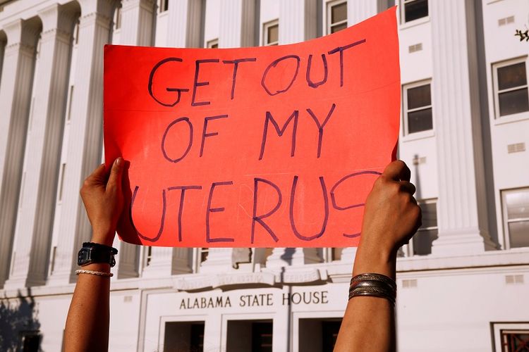 Para aktivis yang menentang Undang-undang Anti-Aborsi yang diterbitkan pemerintah negara bagian Alabama, AS menggelar aksi unjuk rasa.