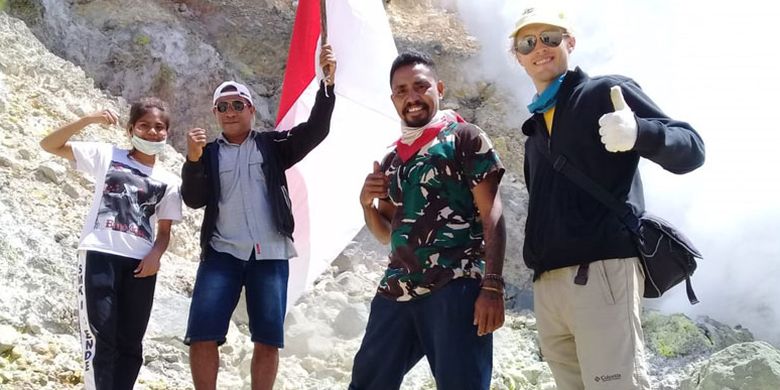 Komunitas pariwisata Kota Maumere mengibarkan bendera Merah Putih di puncak Gunung Egon, Kabupaten Sikka, NTT, Sabtu (17/8/2019). 