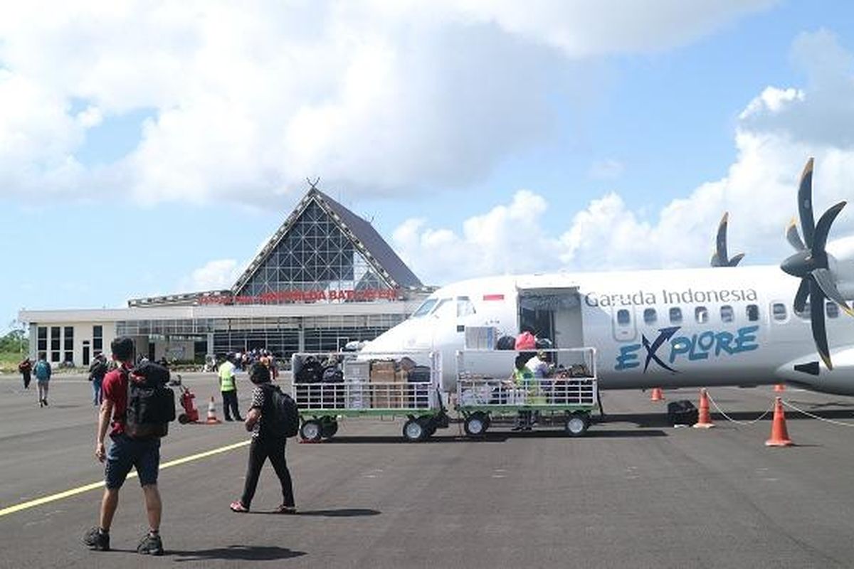 Pesawat Garuda Indonesia tipe ATR72-600 mendarat di Bandara Mathilda Batlayeri, Saumlaki, Maluku Tenggara Barat, Kamis (8/12/2016). Bandara Mathilda Batlayeri memiliki panjang landasan pacu sekitar 1.641 meter dan lebar 30 meter.