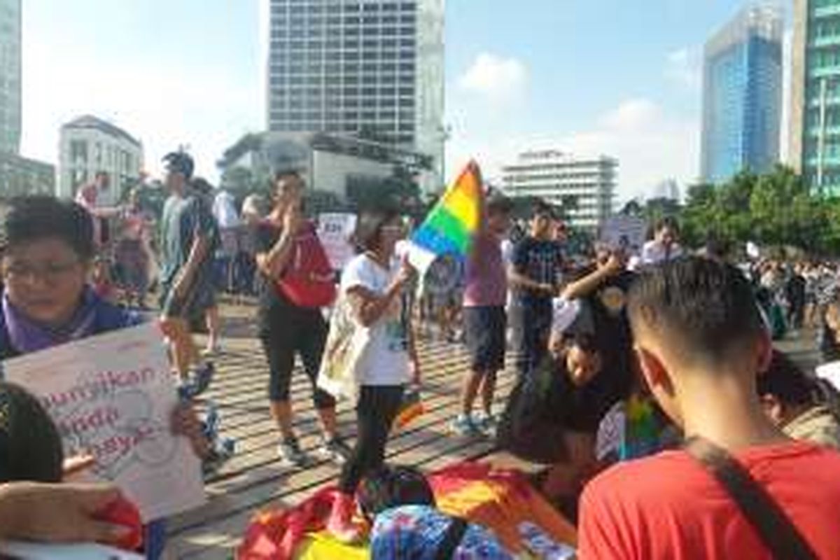 Komunitas Lesbian, Gay, Biseksual, dan Transgender (LGBT) mengikuti aksi
solidaritas untuk YY, remaja yang meninggal setelah diperkosa dan dibunuh
oleh 14 pemuda di Bengkulu. Aksi dilakukan di kawasan Hari Bebas Kendaraan
Bermotor (HBKB), Bunderan HI, Jakarta Pusat, Minggu (15/5/2016).
