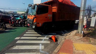 Bekas Galian Utilitas Diduga Jadi Penyebab Jalan di Dewi Sartika Jaktim Ambles