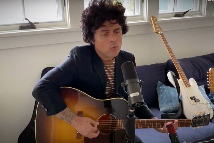 Billie Joe Armstrong, vokalis Green Day, saat menyanyikan lagu Wake Me Up When September Ends di konser amal One World: Together at Home.