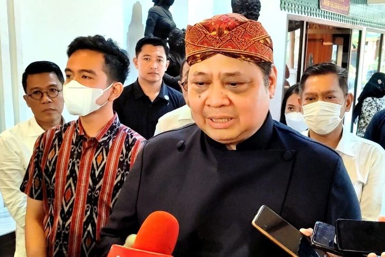 Menko Perekonomian Airlangga Hartarto bersama Wali Kota Solo Gibran Rakabuming Raka dalam acara Srawung Sanak Mangkunegaran di Solo, Jawa Tengah, Jumat (16/9/2022).
