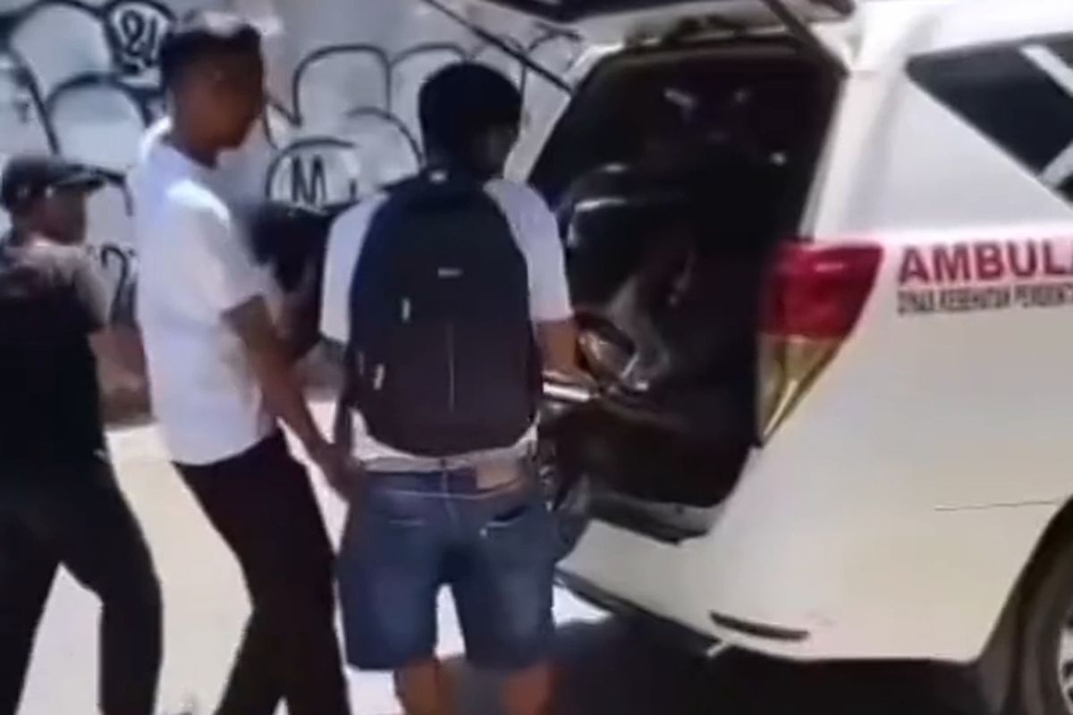 Mobil ambulance milik Dinas Kesehatan, Kabupaten Gowa, Sulawesi Selatan tengah menurunkan sepeda motor yang diangkutnya dan viral di media sosial. Senin, (20/10/2025).