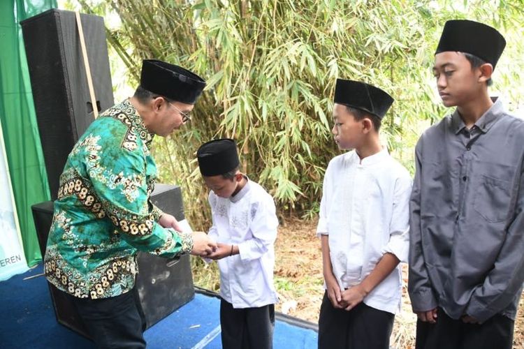 Kepala BKKBN dr Hasto Wardoyo memberikan santunan pada 40 anak yatim.