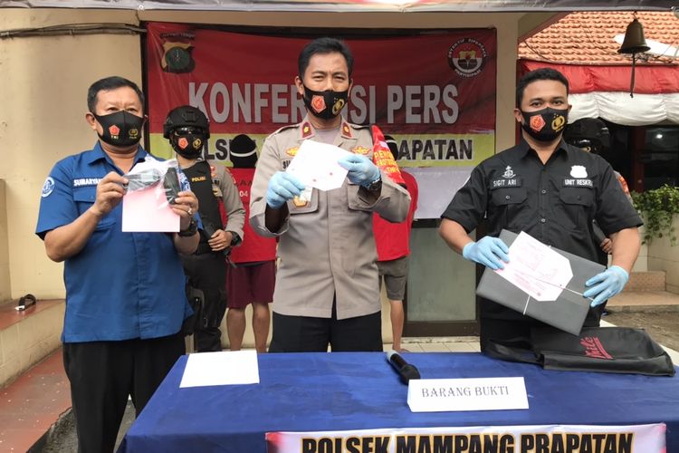 Polsek Mampang Prapatan menangkap dua pelaku pencurian berinisial R (29) dan IA (26) dengan modus gembos ban. 