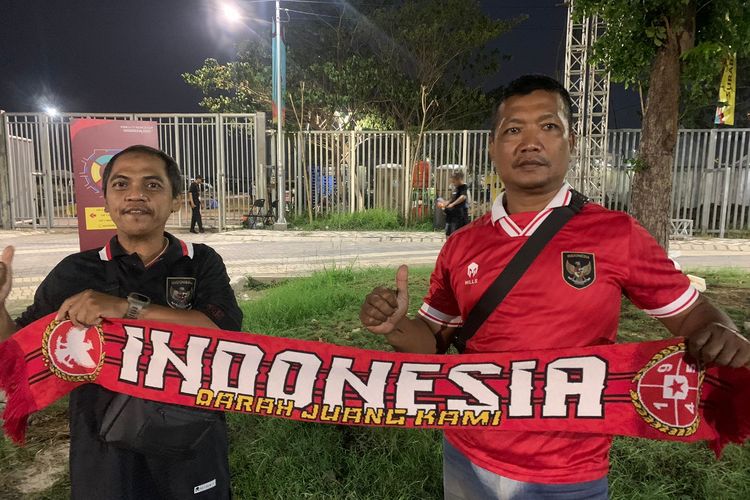 Penggemar timnas U17 Indonesia saat berada di Stadion Gelora Bung Tomo (GBT) untuk menonton laga Indonesia vs Ekuador di Piala Dunia U17 2023 pada Jumat (10/11/2023).