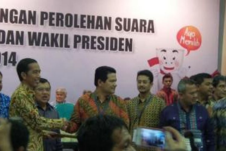 Ketua KPU Husni Kamil Manik menyalami Jokowi pasca-pengumuman pemenang Pilpres 2014 di Kantor KPU, Selasa (22/7/2014).