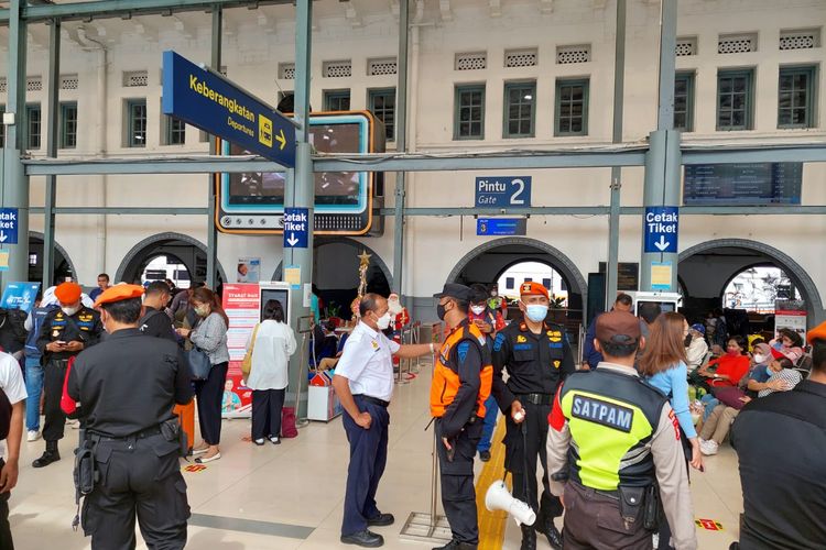 Sejumlah keberangkatan kereta api dari Stasiun Gambir dan Pasarsenen mengalami keterlambatan akibat banjir di Semarang, Minggu (1/1/2023). Tidak hanya Stasiun Gambir dan Stasiun Pasarsenen saja yang terganggu, melainkan sejumlah kereta api lintas utara yang akan melalui wilayah Semarang.