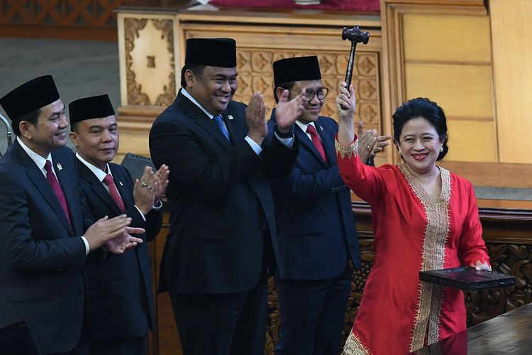 Ketua DPR periode 2019-2024 Puan Maharani (kanan) mengacungkan palu disaksikan Wakil Ketua M Aziz Syamsuddin (kiri), Sufmi Dasco Ahmad (kedua kiri), Rahmad Gobel (ketiga kiri), dan Muhaimin Iskandar (keempat kiri) usai pelantikan dalam Rapat Paripurna ke-2 Masa Persidangan I Tahun 2019-2020 di Kompleks Parlemen, Senayan, Jakarta, Selasa (1/10/2019).