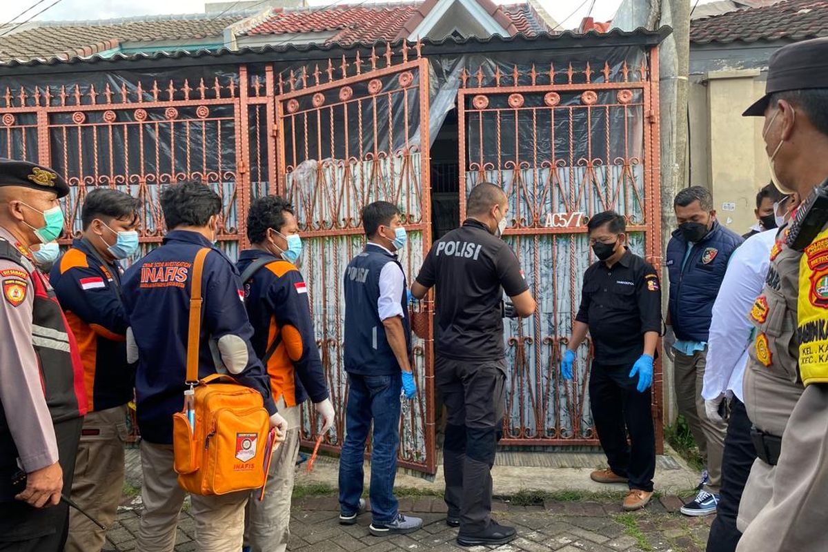 Tim gabungan polisi mendatangi rumah satu keluarga tewas di Kalideres, Jakarta Barat pada Rabu (16/11/2022). Tim datang sejak pukul 16.50 WIB untuk melakukan olah tempat kejadian perkara (TKP). 