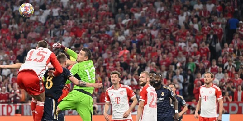 Kiper Real Madrid, Andriy Lunin, tengah melompat untuk mengambil bola dalam leg pertama semifinal Liga Champions 2023-2024 antara Bayern vs Madrid di Stadion Allianz Arena pada 30 April 2024. Artikel ini berisi link live streaming Madrid vs Bayern di Liga Champions.