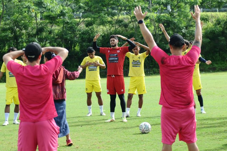 Dengan di dampingi Psikolog, Arema FC latihan perdana pasca Tragedi Kanjuruhan di Lapangan Tirtomoyo Malang, Jumat (21/10/2022) pagi.