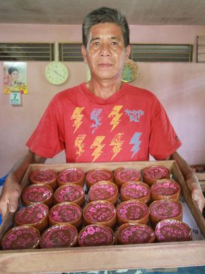 Tan Joe Lie (56) menunjukkan kue keranjang yang siap dipasarkan dirumahnya di Jalan Veteran Gang Syukur 3, Pontianak, Kalimantan Barat, Kamis (8/2/2018). Kue keranjang merupakan penganan khas berbahan dasar ketan dan gula pasir yang selalu tersaji setiap perayaan Imlek.