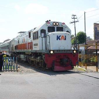 Ilustrasi kereta api melintas di perlintasan sebidang tak berpenjaga