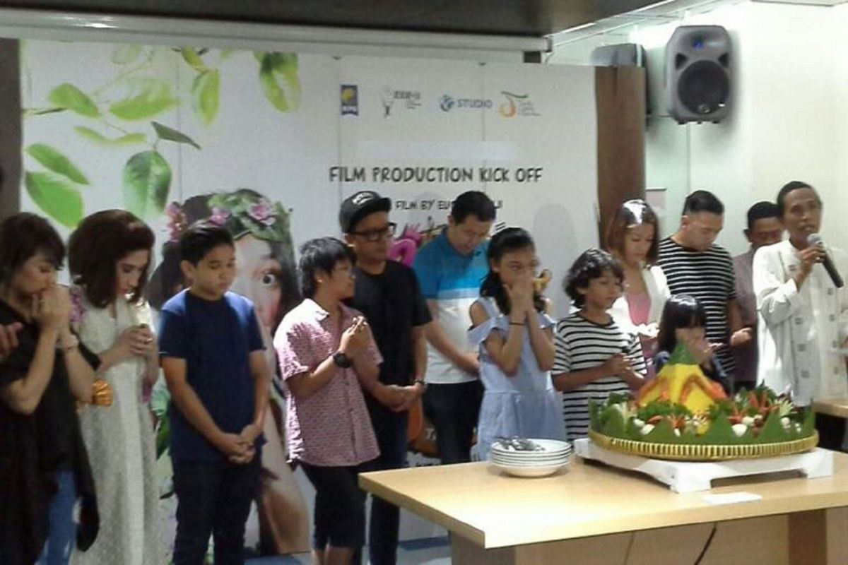 Menjelang shooting film Naura & Genk Juara diadakan selamatan di Gedung The Jakarta Post, Palmerah Barat, Jakarta (20/5/2017).