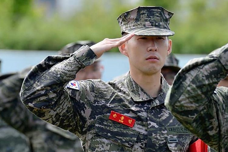 Penyerang Tottenham Hotspur, Son Heung-min, memberikan hormat saat mengikuti wajib militer Korea Selatan pada akhir April-awal Mei 2020.