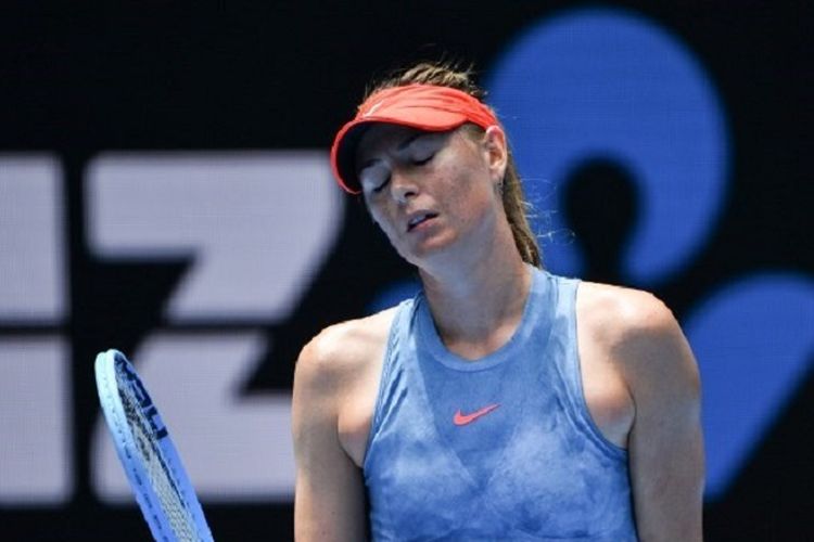 Maria Sharapova tampak kecewa ketika pukulannya gagal meraih poin pada pertandingan melawan Ashleigh Barty di Australian Open 2019, 20 Januari 2019. 