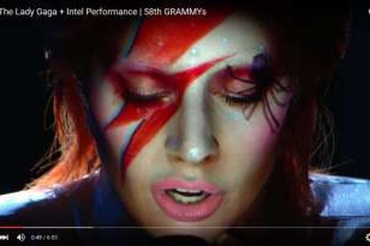 Lady Gaga tampil dengan tema Tribute to David Bowie dalam acara puncak Grammy Awards 2016, Selasa (16/2/2016).