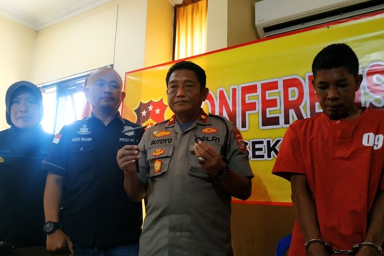 Kapolsek Bekasi Timur, Kompol Sutoyo (tengah) memamerkan dua barang bukti yang disita dari tangan Komeng (34, kanan), pencuri motor yang tertangkap basah melancarkan aksinya di Rawalumbu, Bekasi, Senin (20/1/2020) lalu.