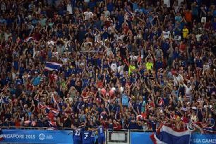 Thailand merayakan keberhasilan mereka seusai mencetak gol pembuka ke gawang Myanmar pada final cabang sepak bola SEA Games 2015, Senin (15/6/2015). 