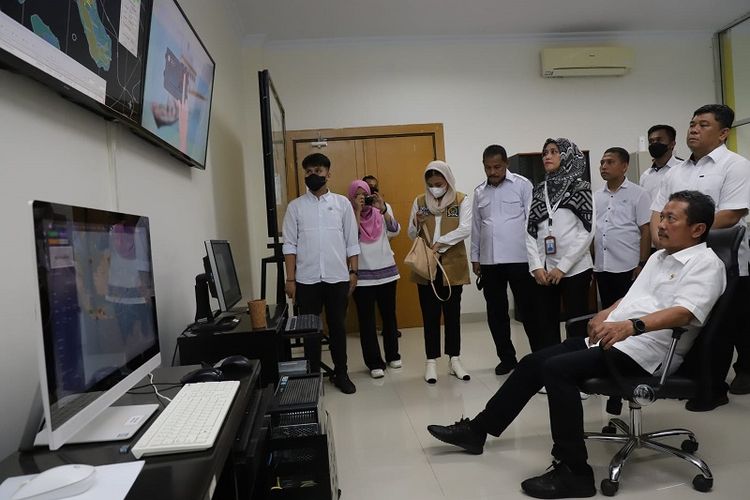Menteri Kelautan dan Perikanan (Menteri KP) Sakti Wahyu Trenggono mengunjungi Loka Perekayasa Teknologi Kelautan (LPTK) Wakatobi untuk memberikan bantuan teknologi Wakatobi AIS kepada nelayan kecil dan Pemkab Wakatobi, Rabu (8/6/2022). 