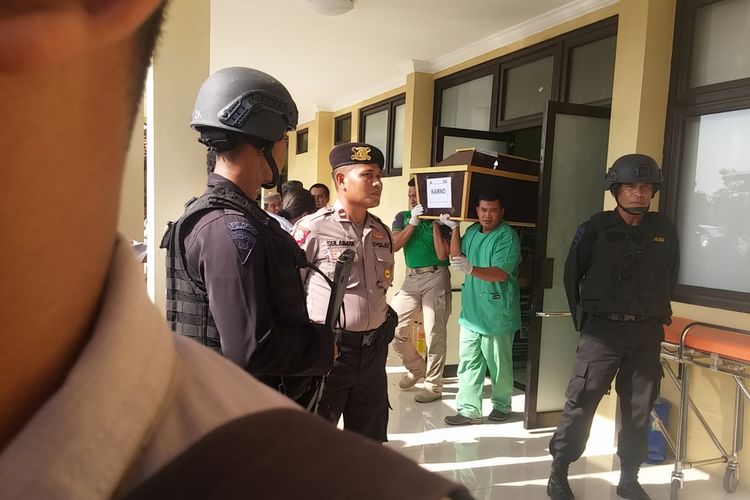 Peti jenazah Karno saat dikeluarkan dari gedung instalasi forensik RS Bhayangkara Polda Jatim