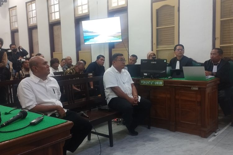 Mantan Kadis PUPR Sumut, Topan Obaja Ginting (kanan) bersama mantan Kepala UPTD PUPR Gunung Tua, Rasuli Efendi Siregar (kiri), mengikuti sidang pemeriksaan saksi di ruang Cakra 9 Pengadilan Negeri (PN) Medan, Kamis (2/10/2025).
