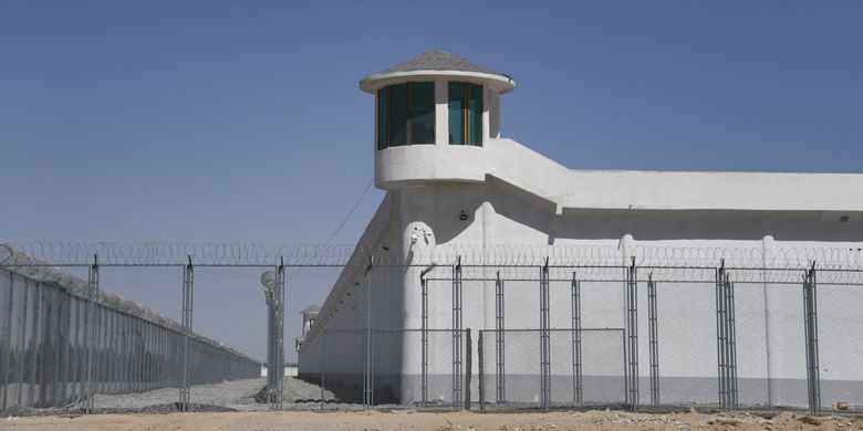 Sebuah menara pengawal di fasilitas keamanan tingkat tinggi dekat tempat yang diyakini sebagai kamp tempat sebagian besar etnis minoritas ditahan di Tiongkok.