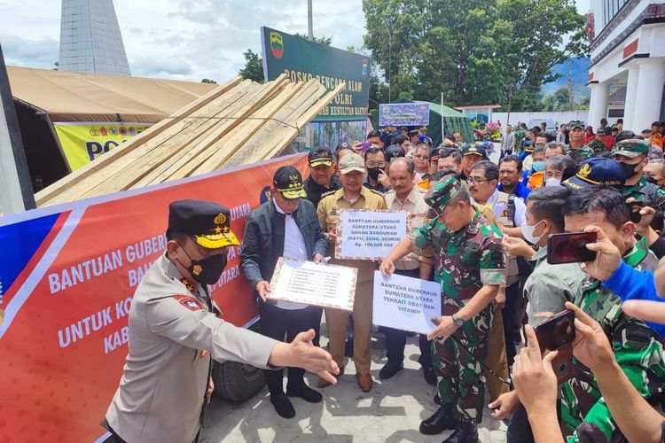 Gubernur Sumut Edy Rahmayadi bersama Pangdam I Bukit Barisan Mayor Jenderal Achmad Daniel Chardin, Kapolda Sumut Inspektur Jenderal RZ Panca Putra Simanjuntak, ketika mengunjungi Kabupaten Tapanuli Utara, Senin (3/10/2022). Selain memberikan bantuan, Edy meminta agar memprioritaskan rehabilitasi bangunan yang rusak, akibat gempa M6,0 yang melanda Tapanuli Utara, pada Sabtu (1/10/2022) subuh.