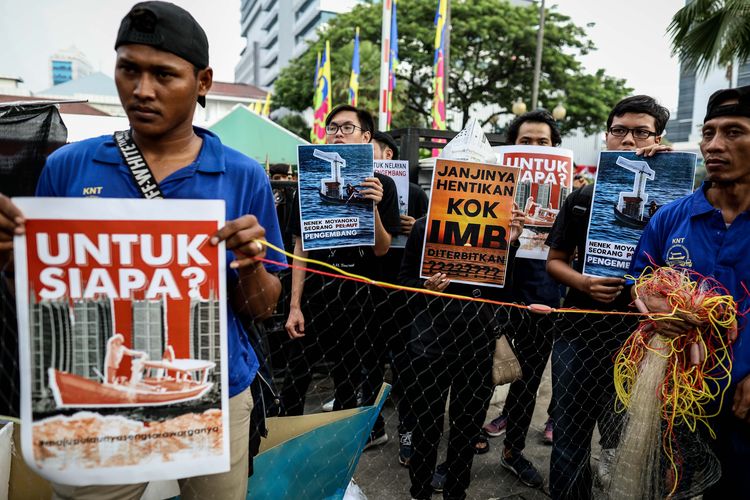 Mahasiswa dan nelayan menggelar aksi jalan mundur dari Tugu Patung Kuda ke Balai Kota DKI Jakarta untuk unjuk rasa di Jakarta Pusat, Senin (24/06/2019). Mereka menolak kebijakan Gubernur DKI Jakarta, Anies Baswedan yang menerbitkan izin mendirikan bangunan (IMB) di pulau C dan D reklamasi teluk Jakarta.