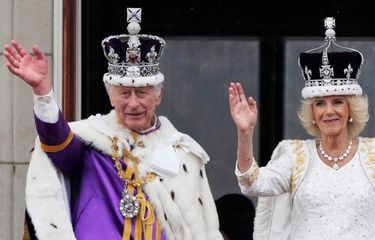 Raja Inggris Charles III dan Ratu Camilla menyapa massa dari balkon Istana Buckingham usai upacara penobatan di London, Sabtu, 6 Mei 2023. 