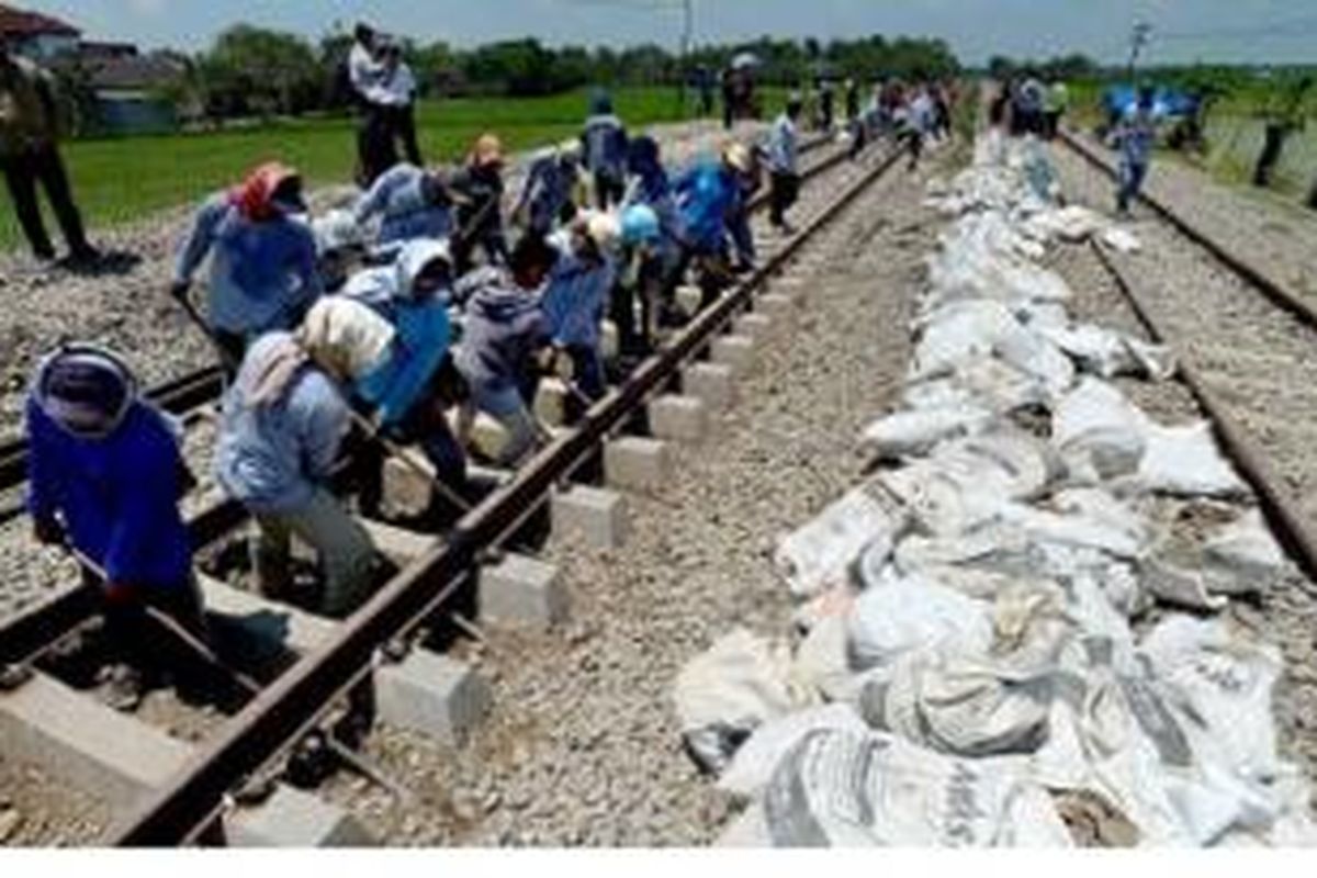 Ratusan pekerja dikerahkan untuk menggeser rel jalur tunggal untuk dialihkan ke jalur ganda di ruas antara Cepu, Jawa Tengah, dan Tobo, Bojonegoro, Jawa Timur, Rabu (26/3). Pengalihan jalur ini sekaligus menandai dioperasikannya jalur ganda Bojonegoro-Semarang Tawang sepanjang 208 kilometer. Jalur ini merupakan bagian dari proyek jalur ganda Jakarta-Surabaya yang ditargetkan beroperasi April 2014.